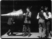 Un violoniste jouant dans un phonographe accoustique, pour le Dickson Experimental Sound Film, tourné en 1895