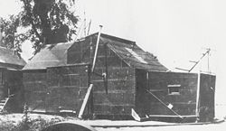 La construction des imposants studios de la Black Maria qui ont commencé en décembre 1892. Pour profiter de la pleine lumière du soleil, le toit des studios a été conçu en charnière, et le bâtiment pouvait tourner sur lui-même. « Il n'obéit à aucune règle architecturale » a déclaré Dickson, pour qui le bâtiment permettait de réaliser « les effets les plus divertissants dans les films ».